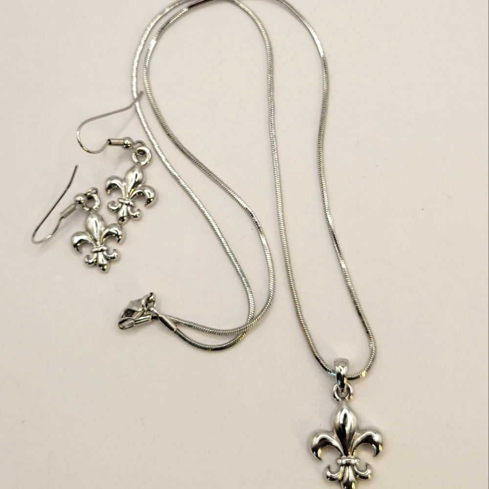 Chic Silver Fleur-de-Lis Necklace Set